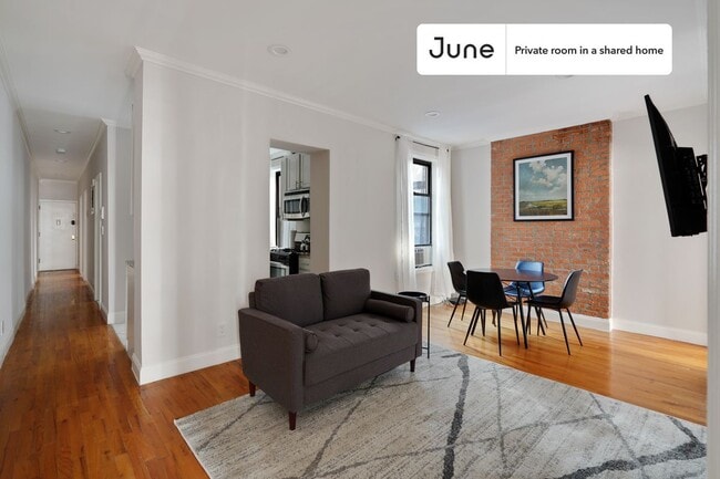 Foto del edificio - Private bedroom in 4 bed/1 bath Home