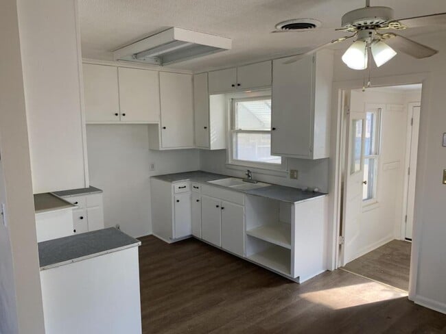 Foto del edificio - 2121 E Eucalyptus Ave
