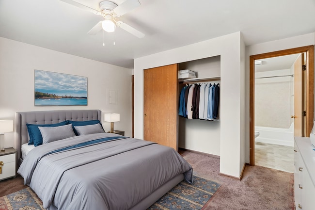 Cozy Bedroom Retreat - Stillwood Apartments