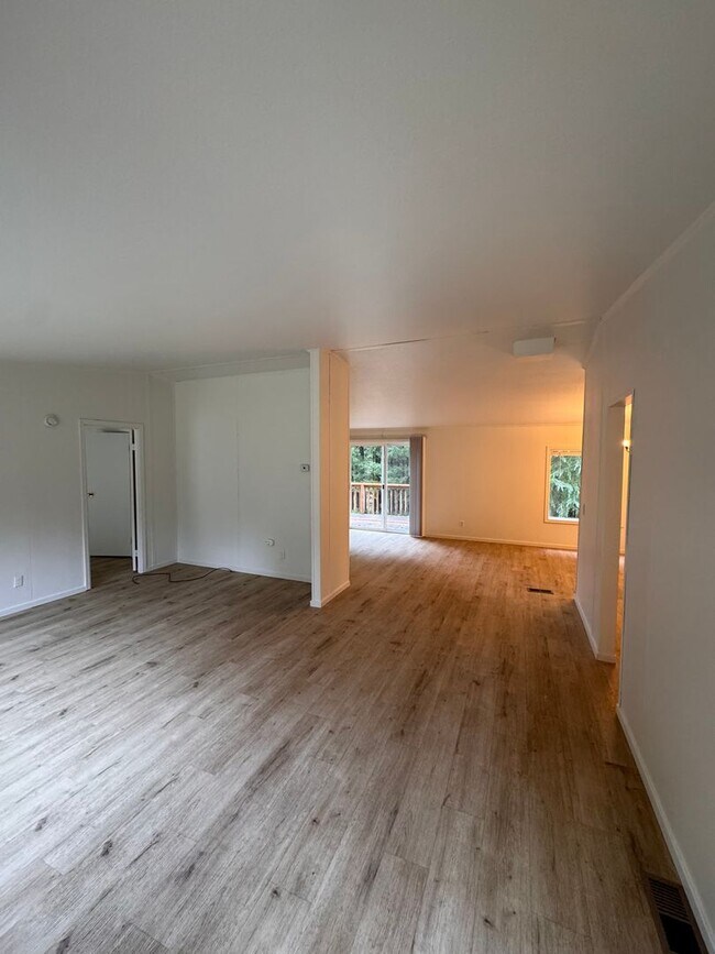 Foto del edificio - Quaint 4-Bedroom/2 Bath Property in Amboy, Available Now!