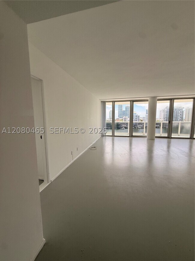 Building Photo - 900 Bay Dr E