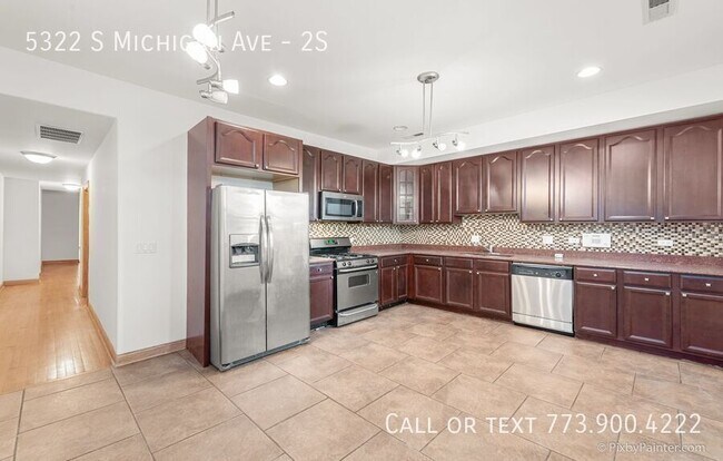 Building Photo - 1400 s/f 3bed 2 bath Bronzeville unit w/in...