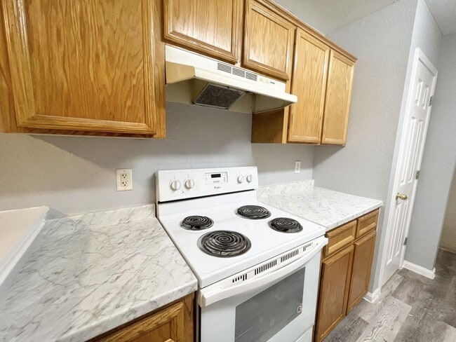 Building Photo - AVAILABLE NOW!