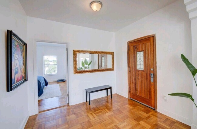 PENTHOUSE FOYER - 4035 N Meridian Ave