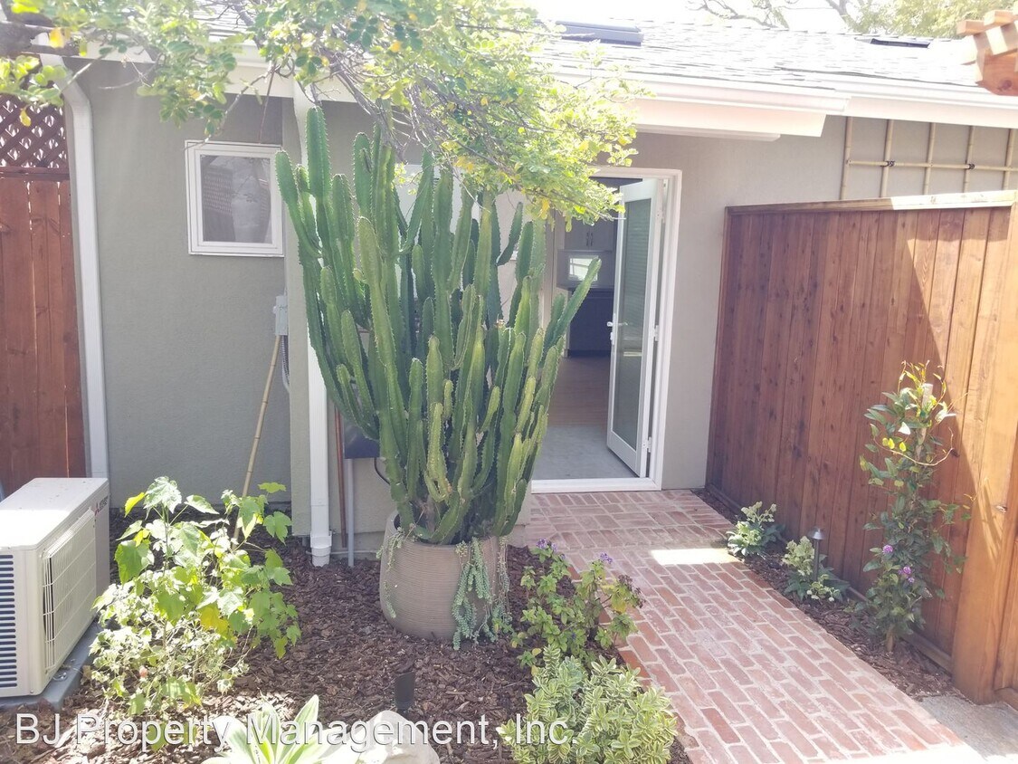 Foto principal - Studio, 1 bath House - 2351 Prosser Avenue