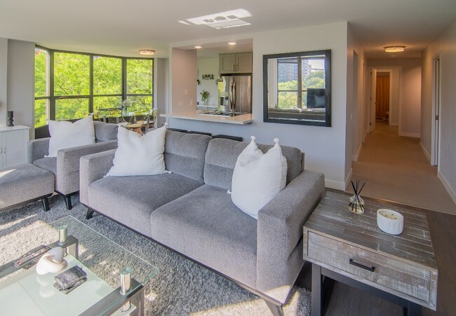 Foto del edificio - Rent in Dearborn Park II in the South Loop...