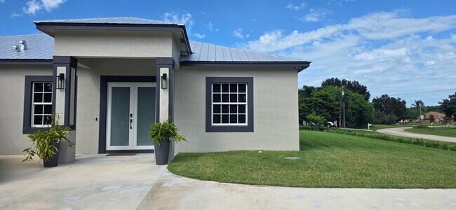 Building Photo - 196 SW Paar Dr