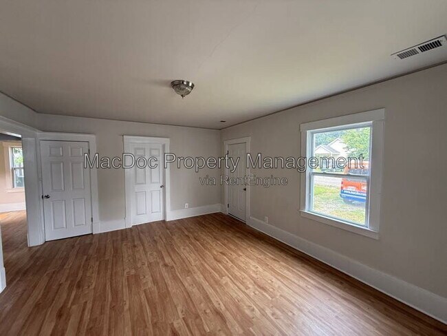Foto del edificio - 163 Bend Farm Rd