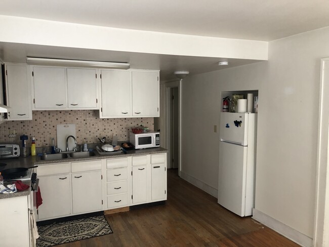 Kitchen - 827 W Walnut St