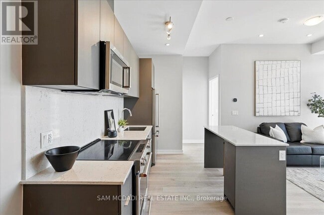 Photo du bâtiment - 760-760 Whitlock Ave