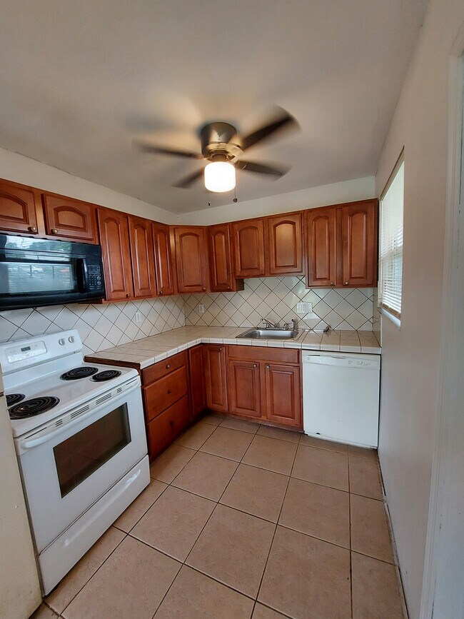 Building Photo - 3085 Royal Palm Ave