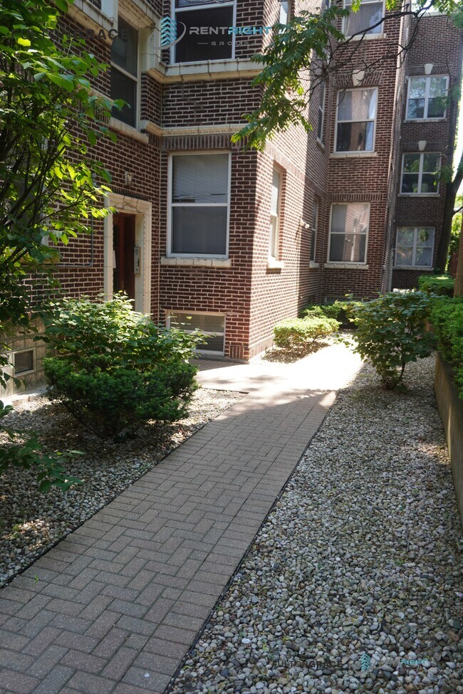 Foto del edificio - 6355 N Lakewood Ave
