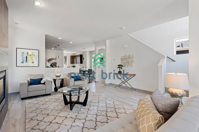 Foto del edificio - Bright 3BR Free-Standing Condo with A/C, 2-Car Garage & Easy I-5 Access