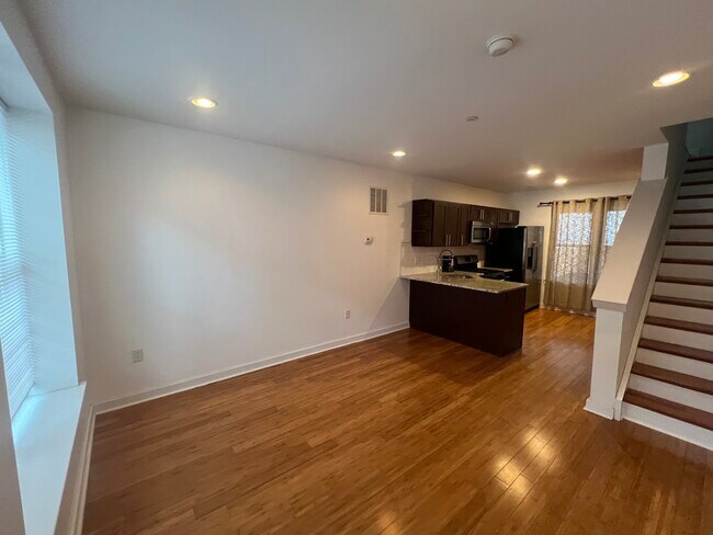 Modern appliances (including dishwasher and in-sink garbage disposal) - 3013 W Cabot St