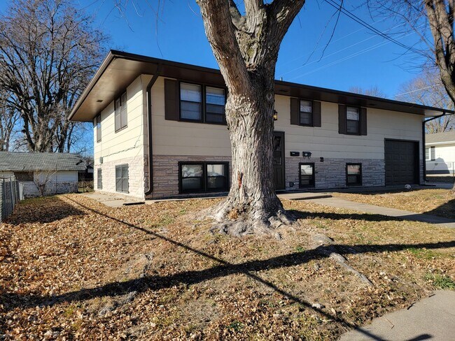 Building Photo - Cozy, clean 4 Bedroom Split level home!