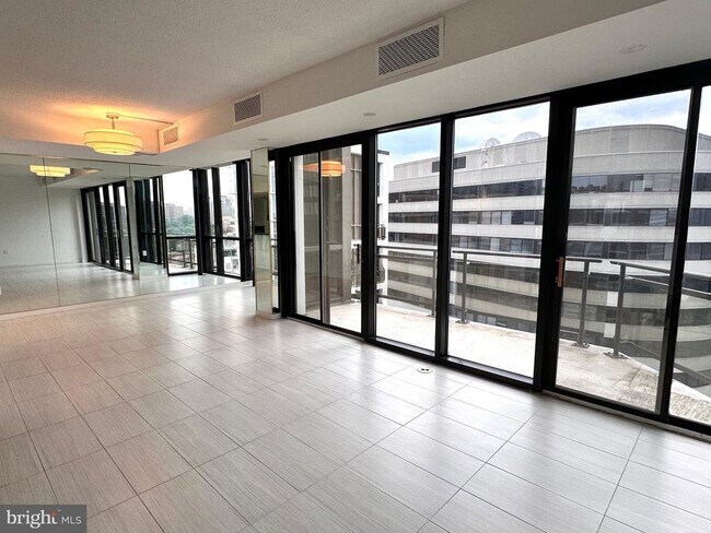 Foto del edificio - 1530 Key Blvd