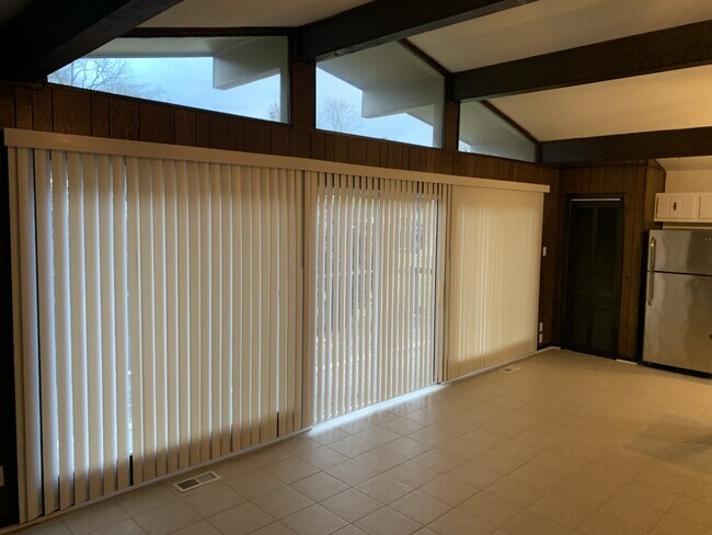 Persianas verticales - 519 E Churchwell Ave