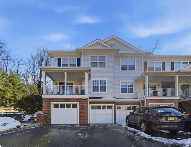 Building Photo - 402 Dalton Ct