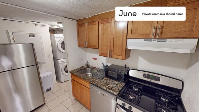 Building Photo - Private bedroom in 4 bed/2 bath Home