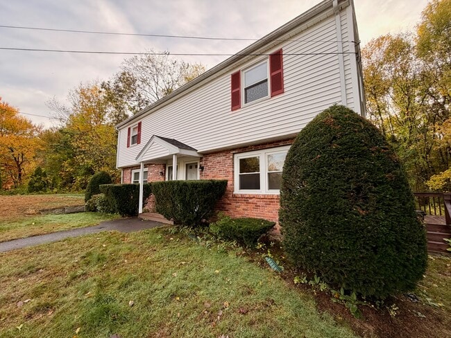 Building Photo - 8 Crestwood Ln