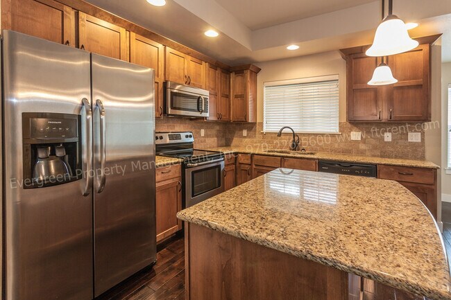 Foto del edificio - Great 2-Bed, 2.5-Bath Condo with a 2-car G...
