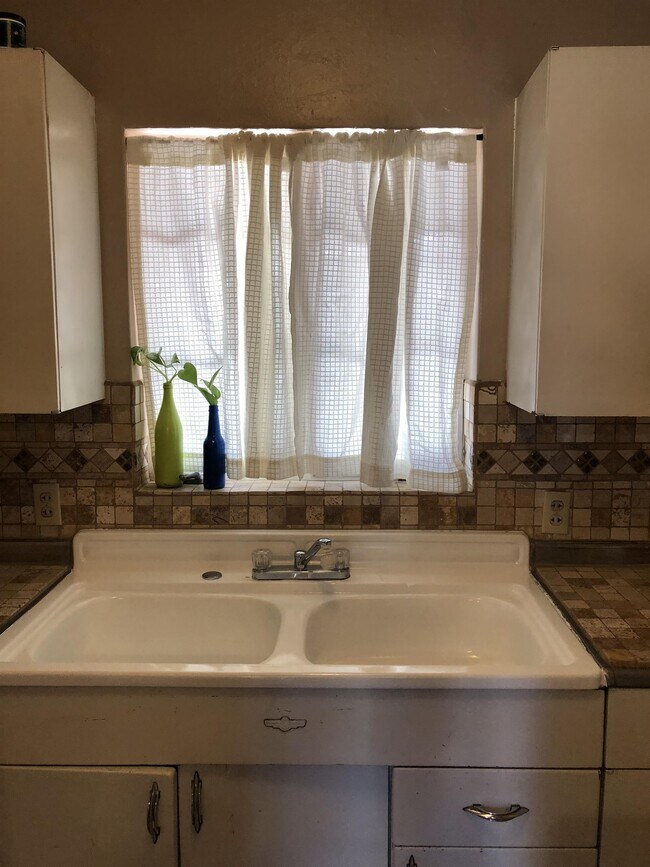 Foto del edificio - 1323 E 9th St