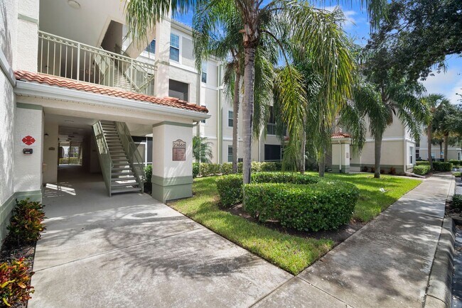 Building Photo - Amazing 3 bedroom 2 bathroom Condo in Estero