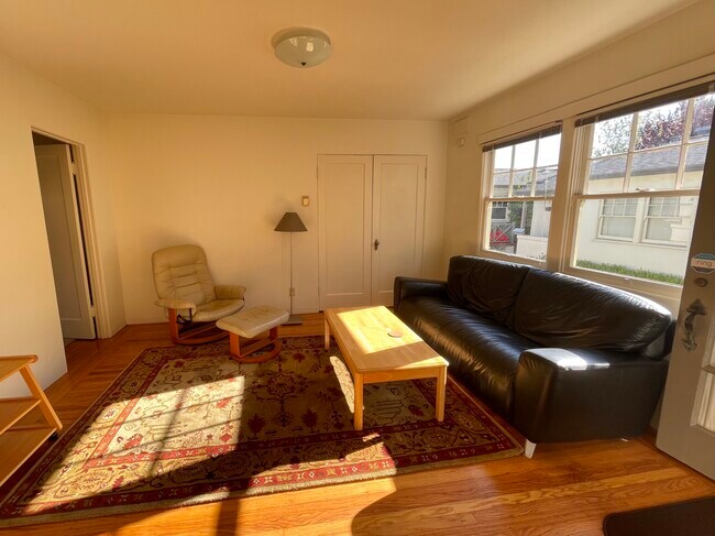 Sala de estar 2 de 2 - 1752 Allston Way
