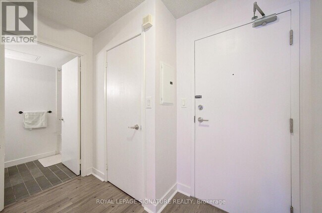 Photo du bâtiment - 705-4k Spadina Ave.