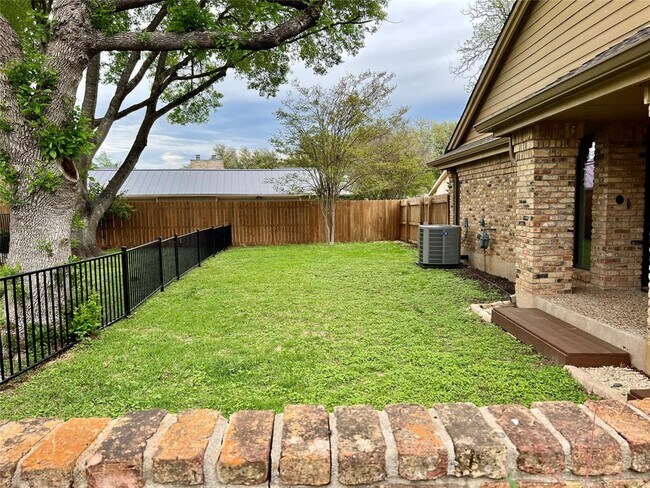 Building Photo - 10913 Crown Colony Dr