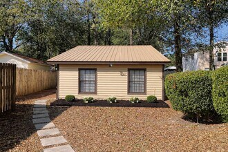 Building Photo - 909 Mapoles St