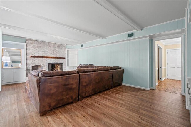 Foto del edificio - 745 Westmoreland Dr E