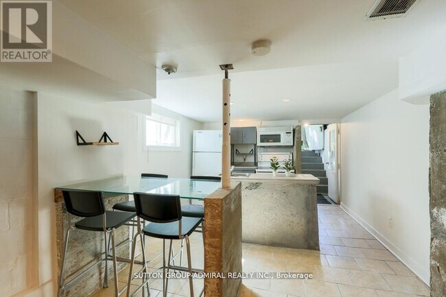 Photo du bâtiment - 70 Carlaw Ave