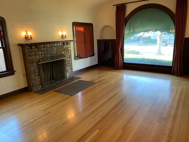 Building Photo - 3 Bedroom, hardwood floors, garage, A/C, Solar