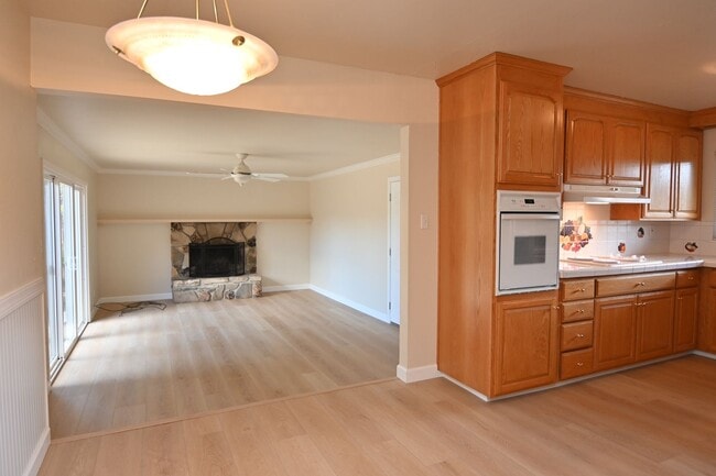 Foto del edificio - Beautiful home with AC in PRIME Santa Clar...