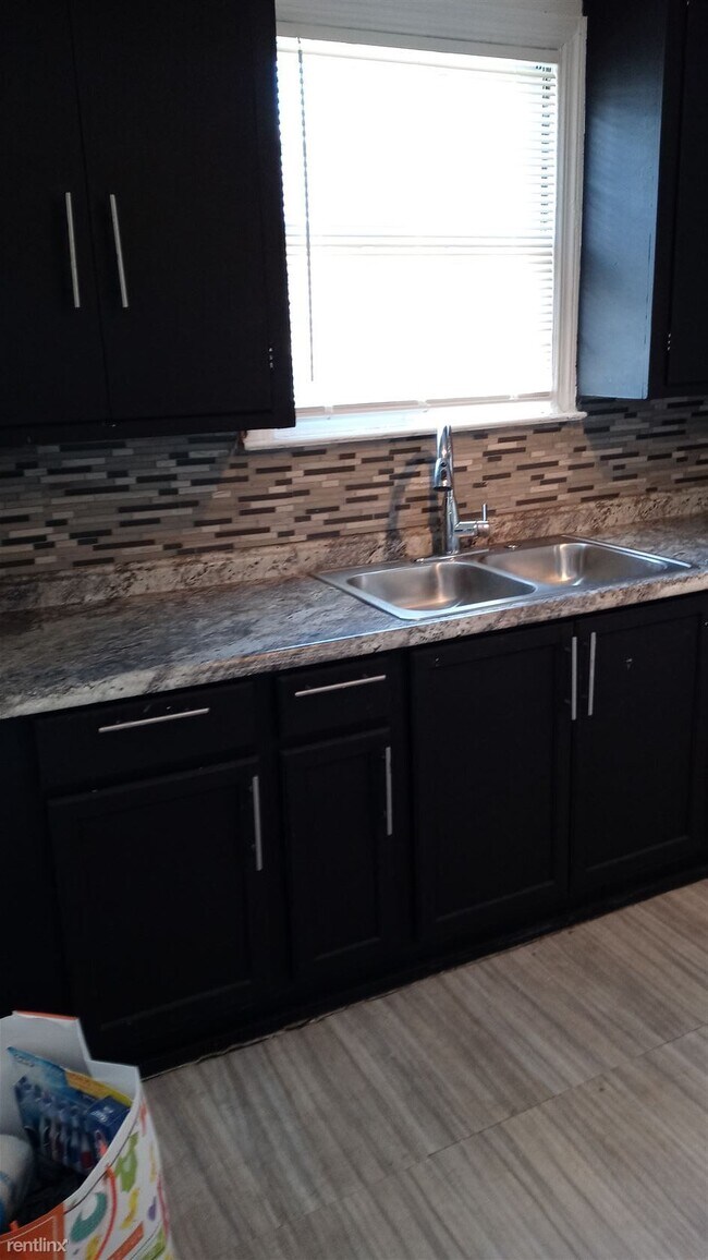 Building Photo - 3 br, 1.5 bath House - 21255 Reimanville Ave