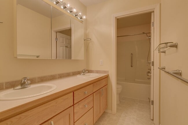 Building Photo - Shoreline Rambler Available NOW! 4 Bed 2 Bath w/spacious backyard!