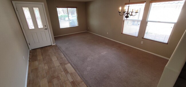 Foto del edificio - Beautiful former Model Home located near S...
