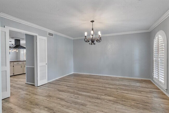 Building Photo - 8123 Devonwood Ln
