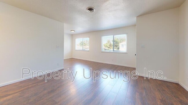 Foto del edificio - 1356 Hobart Dr