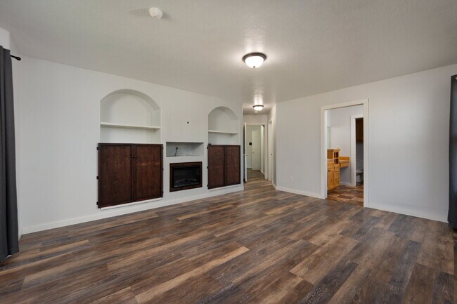 Foto del edificio - "Charming 3 bed / 2 Bath w/ Additional Off...