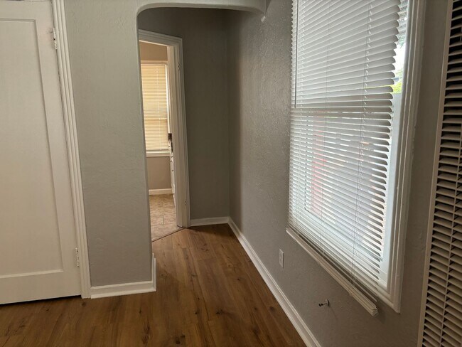 Building Photo - Terrific Corner Location w/Storage Garage!