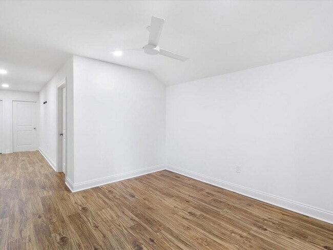Foto del edificio - 641 Village Ln S