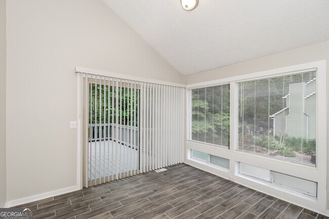 Building Photo - 587 Farmbrook Trail NE