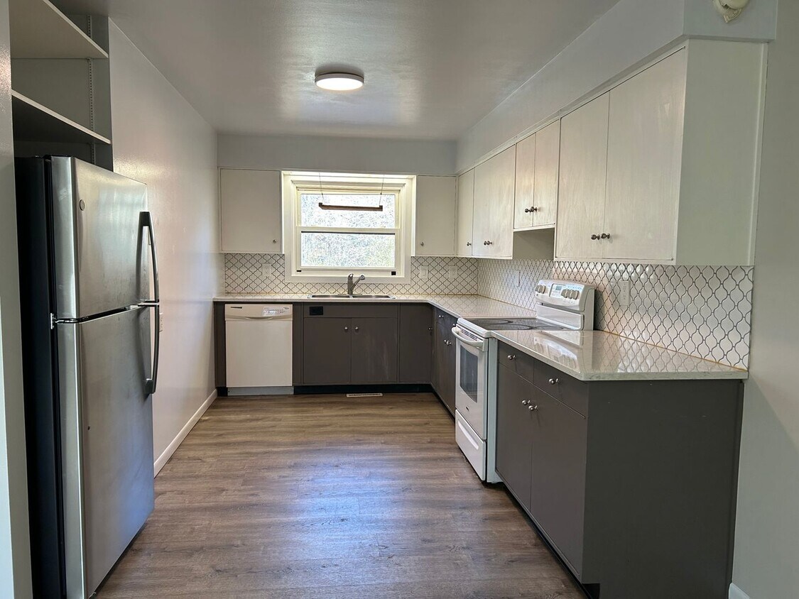 9325 S Westnedge Ave Unit WEST, Portage, MI 49002 Room for Rent in