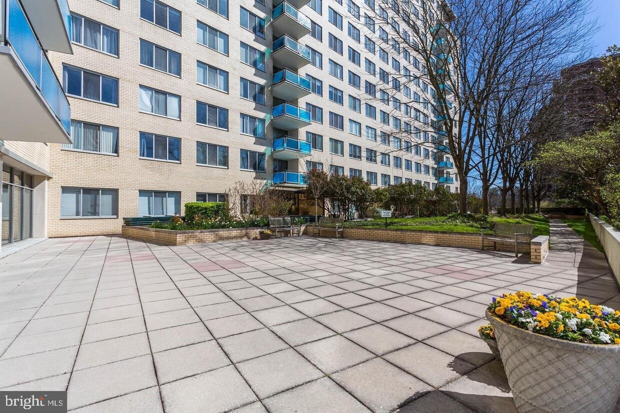 Primary Photo - 10401 Grosvenor Pl