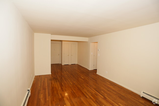 Living Room - Maple Crest Apartments at Williston Park