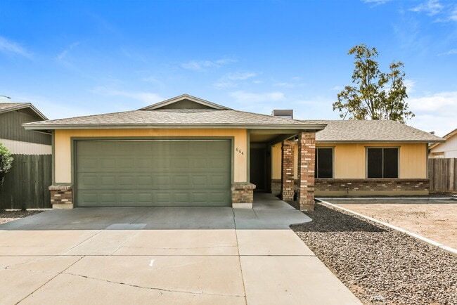 Building Photo - 664 S Robin Ln
