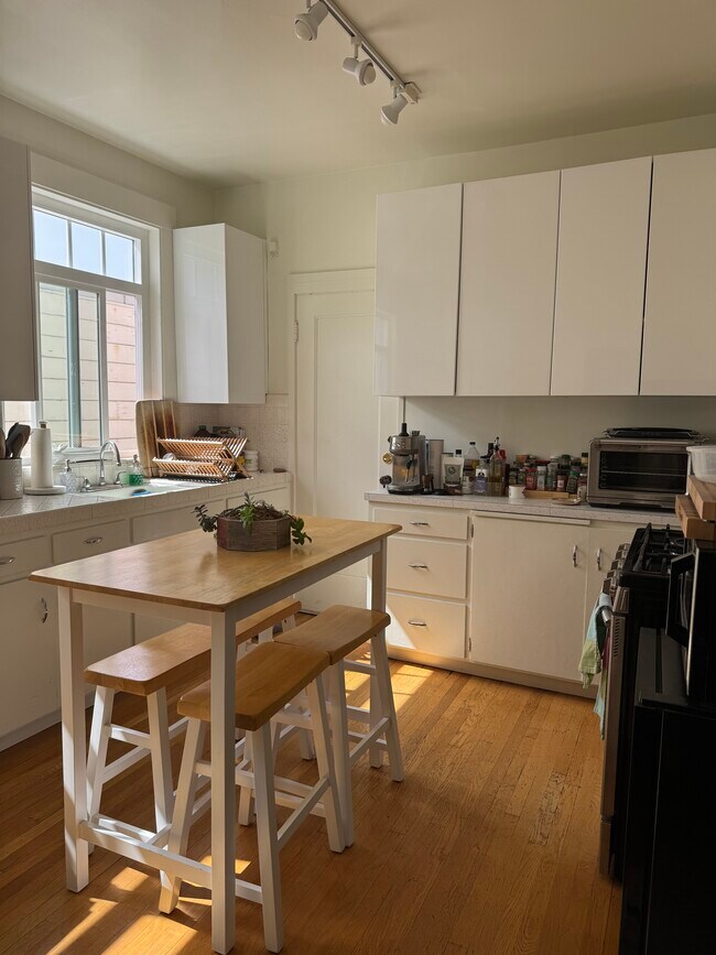Amplio espacio de almacenamiento y encimera. Lavavajillas. Espacio para una mesa. - 1267 Chestnut St