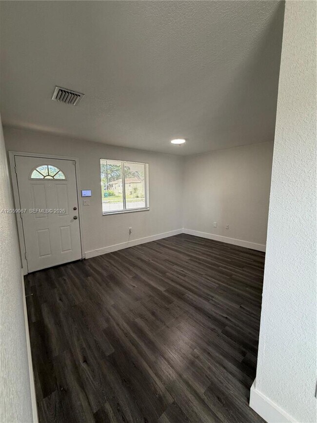 Foto del edificio - 590 NW 58th St